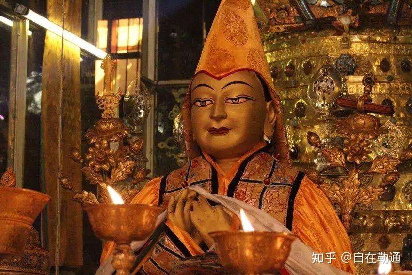 传给了贾曹杰,消息传到日喀则时,甘丹寺正在举行数目惊人的"燃灯供"