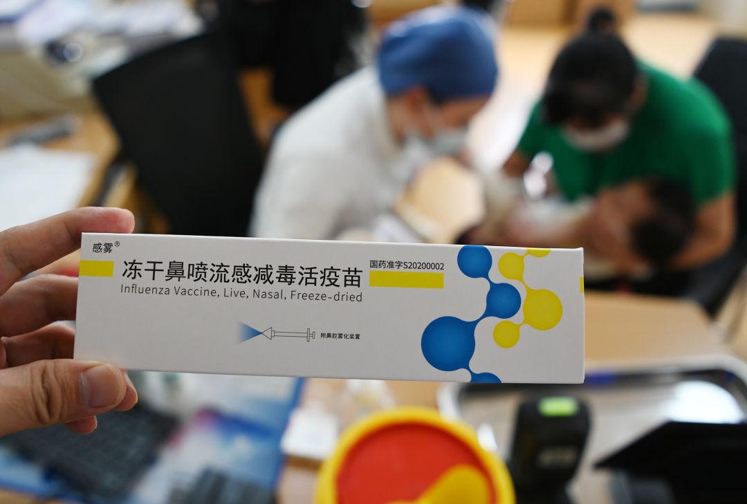"已经接种完鼻喷流感疫苗的小昊小朋友和记者分享了接种感受.