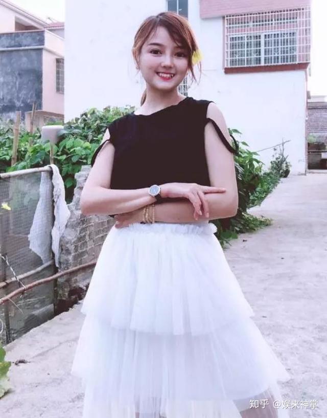 最美袖珍人黄韵伊辍学北漂供弟上大学年入百万被众多异性追求