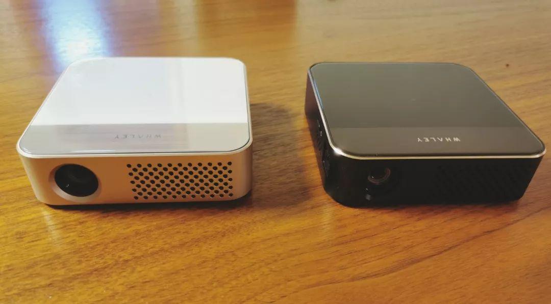 微鲸e2plus和e2pro都是超便携系列的,体积非常小,还不如一瓶矿泉水重.