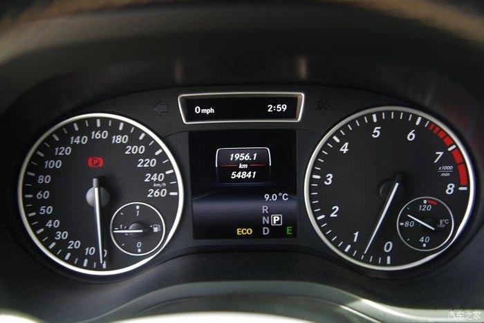 女老板自驾奔驰b200,大草原里狂奔,附用车感受