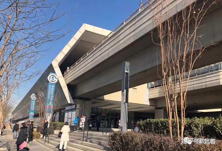 万象悦府一期距离地铁朱辛庄站步行距离1公里以内,二期会更近一些