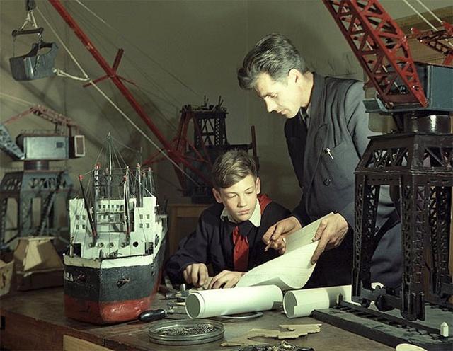 镰刀和锤子一在几代人的记忆中渐行渐远的少年宫