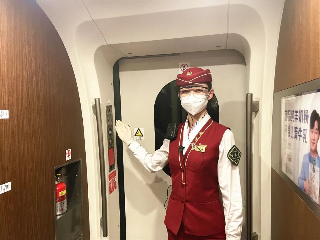 高铁列车的车门,由司机统一控制,列车到站后车门在司机控制下打开和