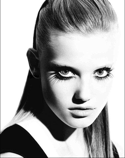 不同于派拉蒙式或者伦勃朗光式布光,主灯位置离被摄者稍低(因为灯光