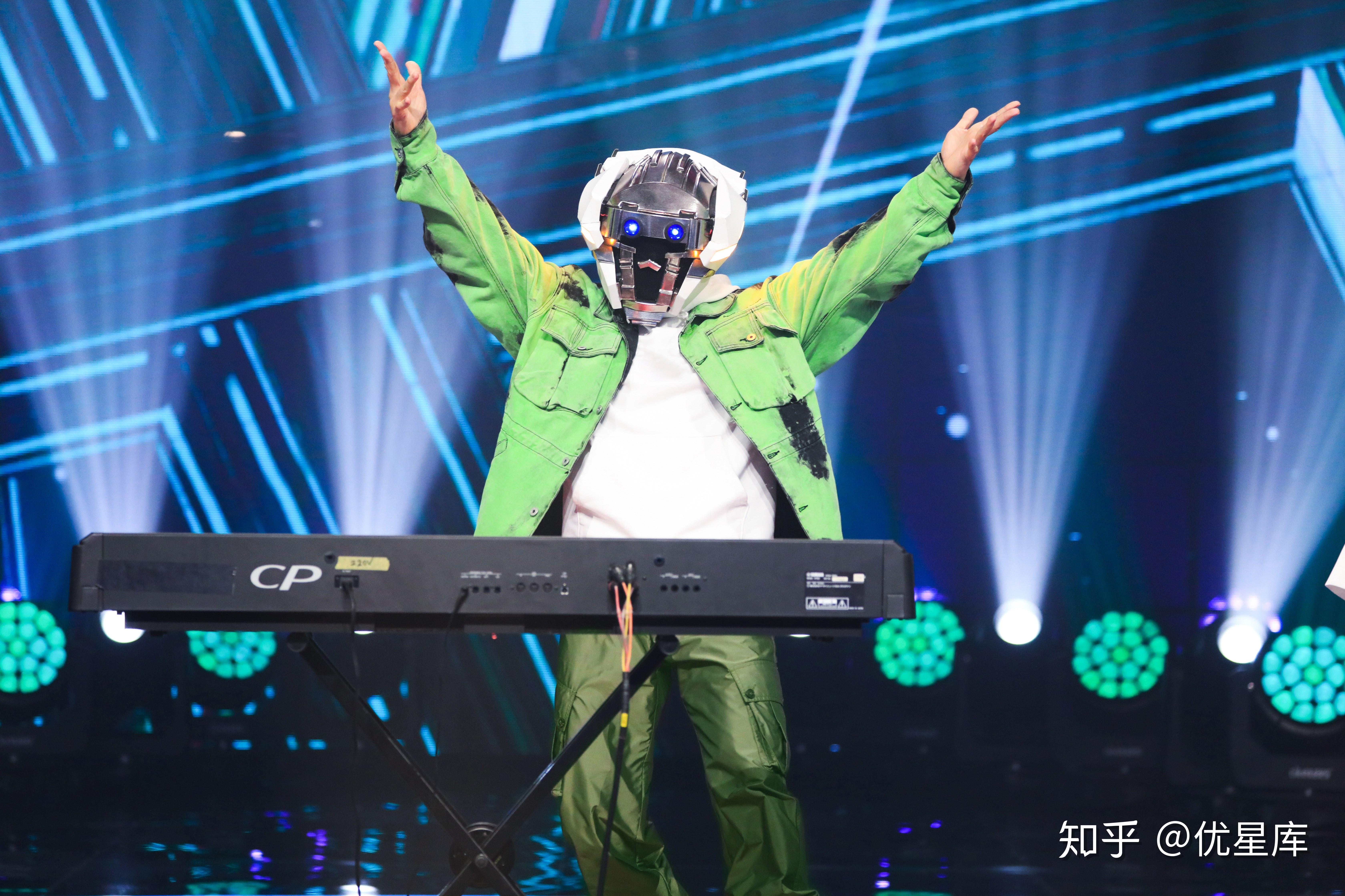 而"中国街舞第一人"的竞猜线索,更让"和平哥"现场