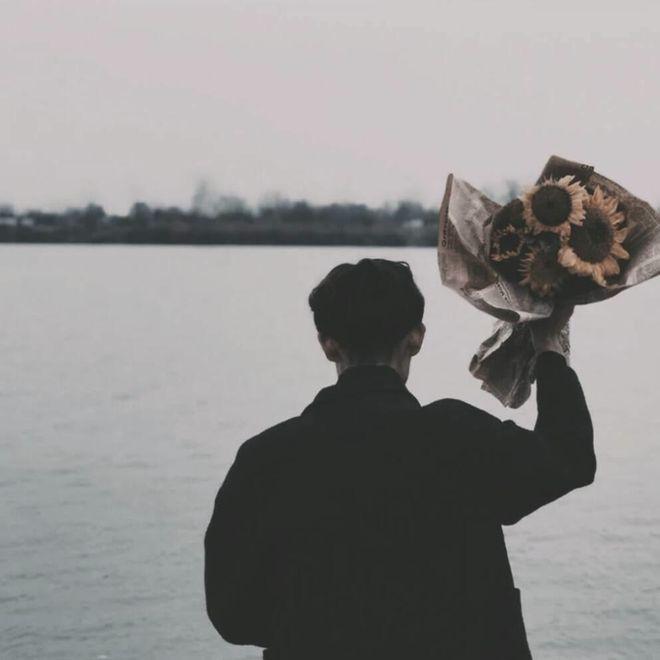 有没有像这样的头像手拿花的