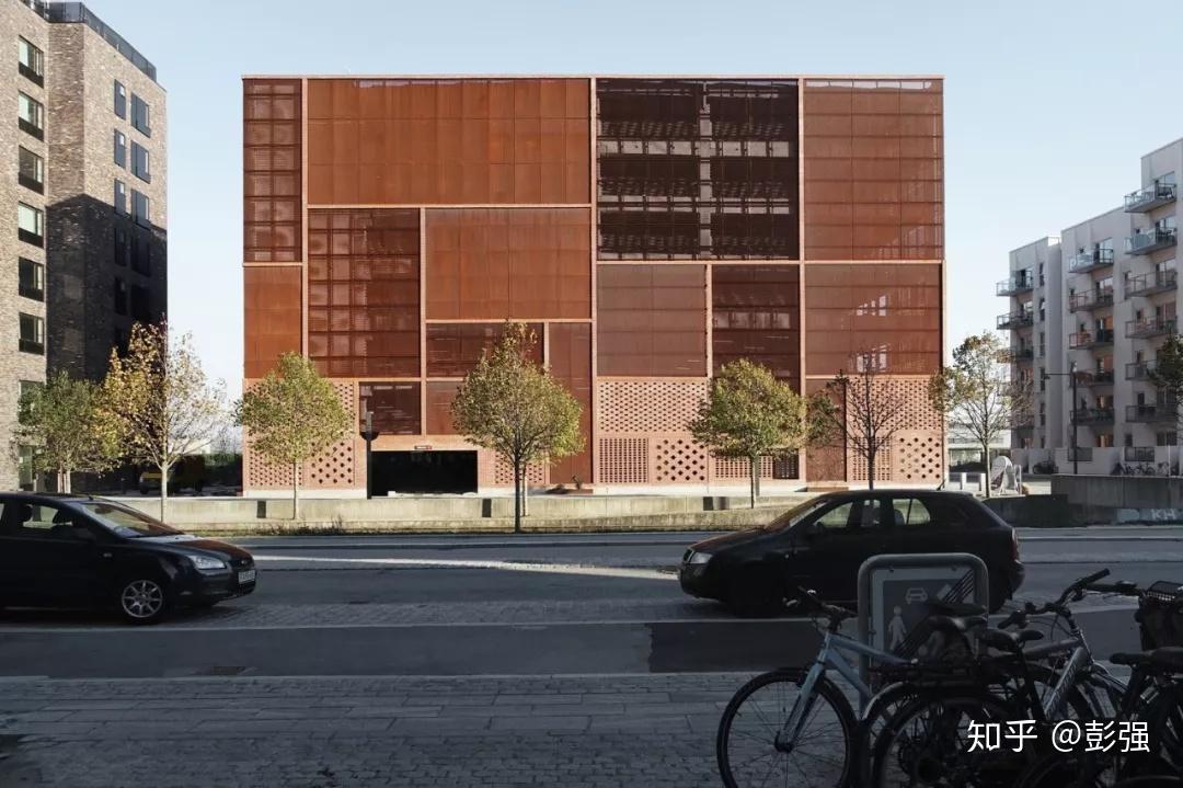 建筑材料砖与金属的拼贴艺术