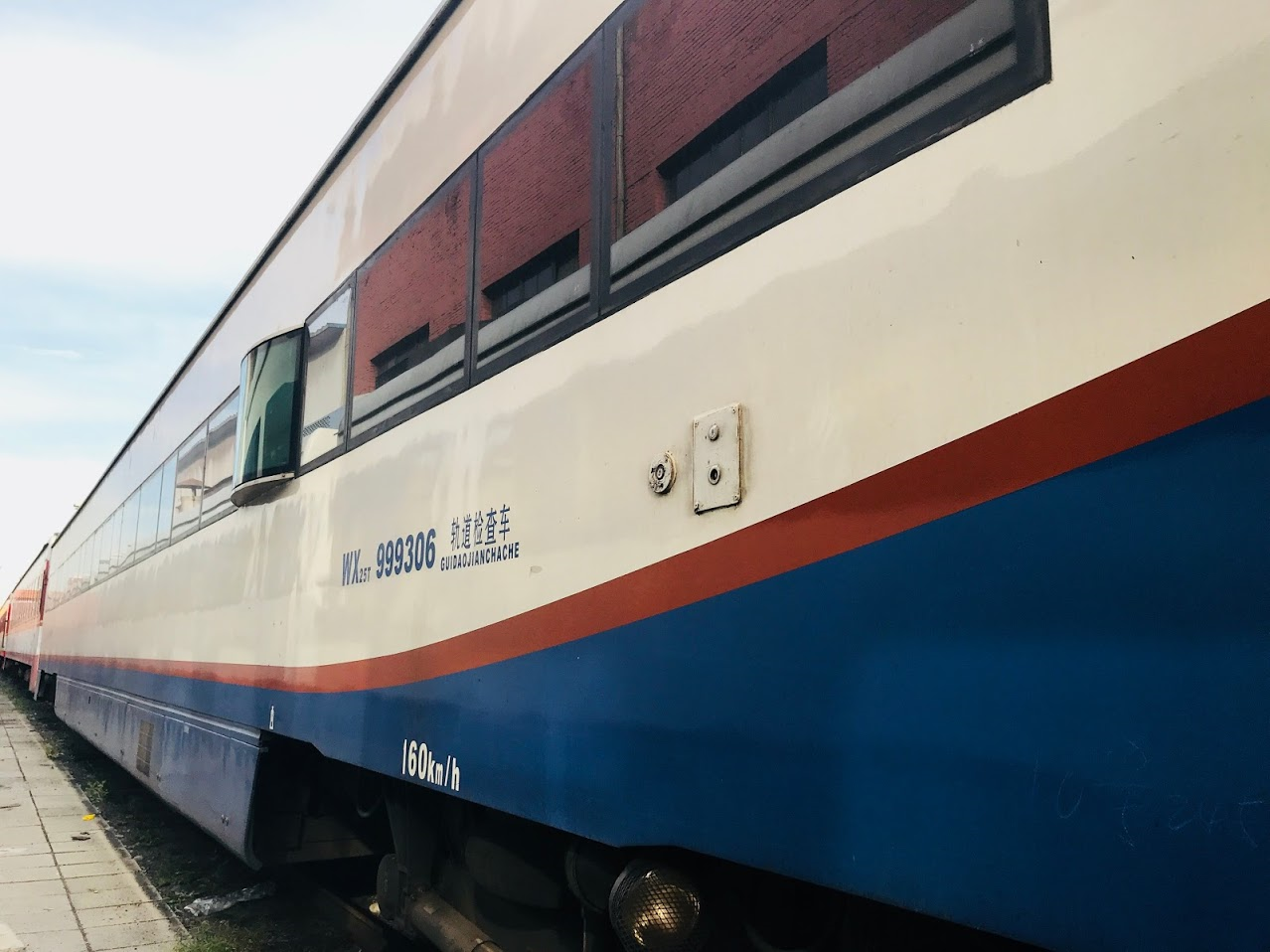 是一些历史的见证者,比如广州车辆段的25c型客车,海口客技站的rw21