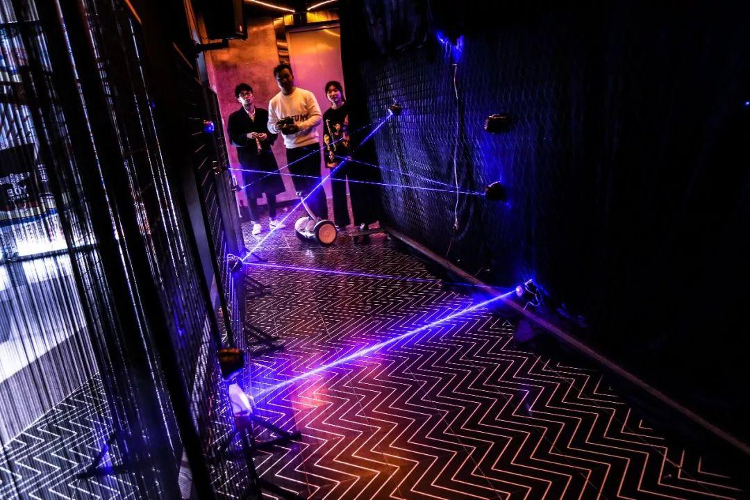 真人版穿越火线年会创意装置镭射激光阵