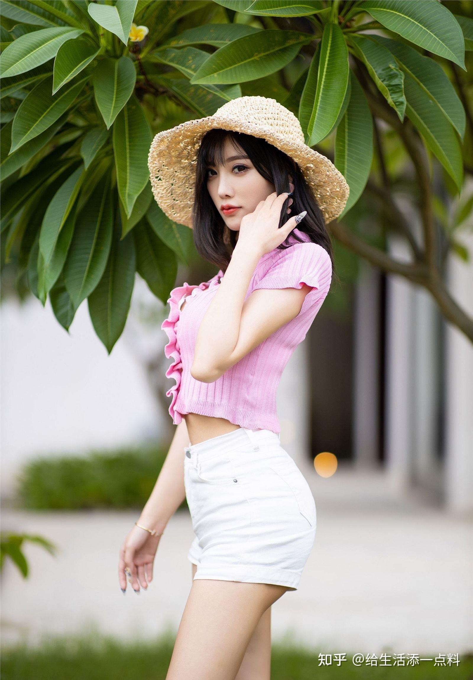 小姐姐粉色针织短裙搭配白色热裤清纯可爱释放着少女的魅力