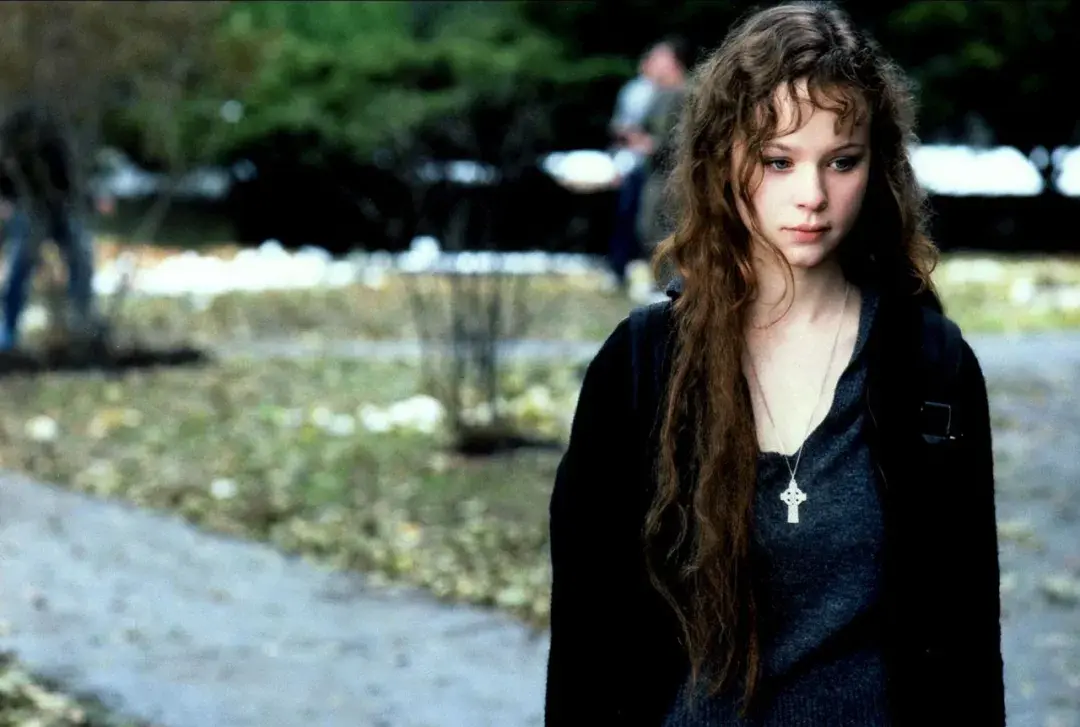 电影改编于真人真事,女主莉丝·默里出生在纽约贫民窟,从小在支离破碎