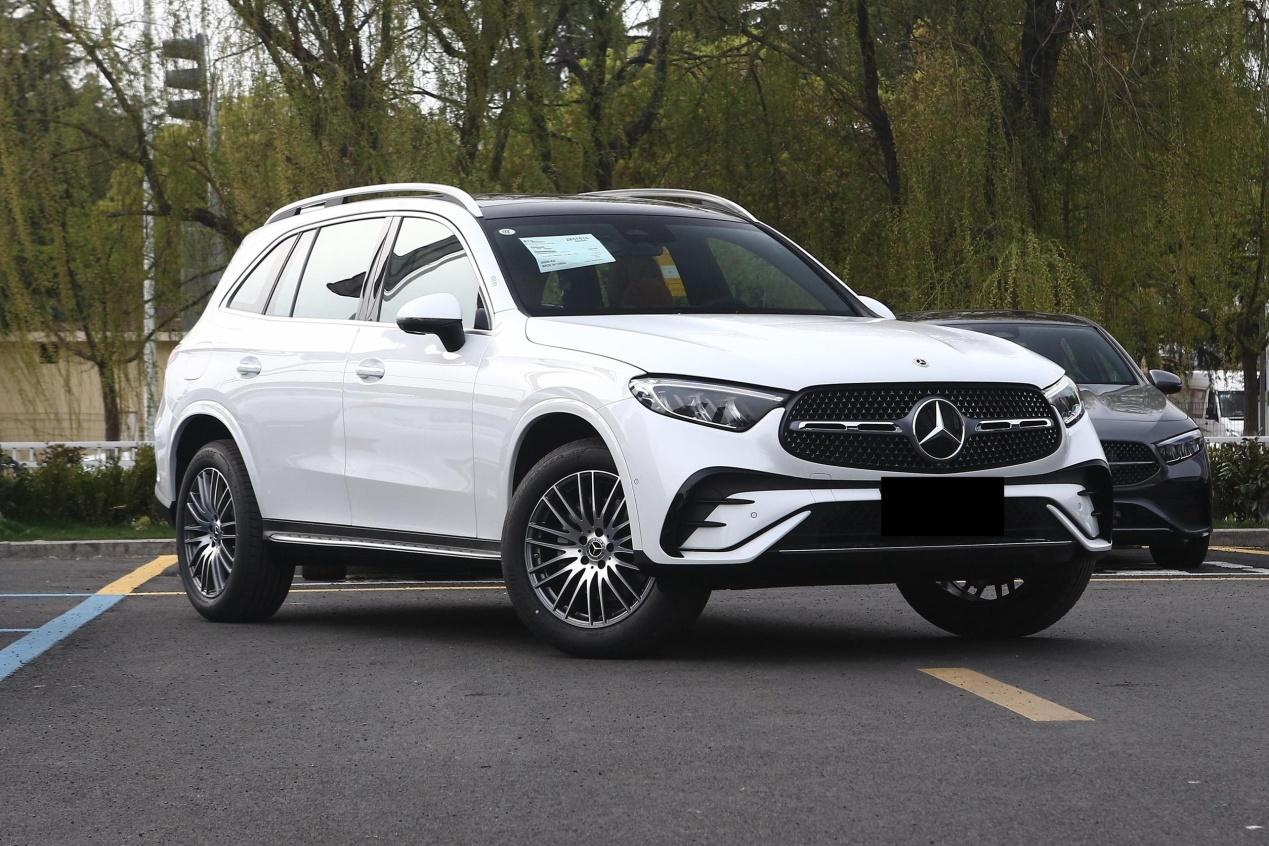 纵观豪华品牌的中型suv,奔驰glc不仅品牌力占优势,内饰的氛围,底盘的