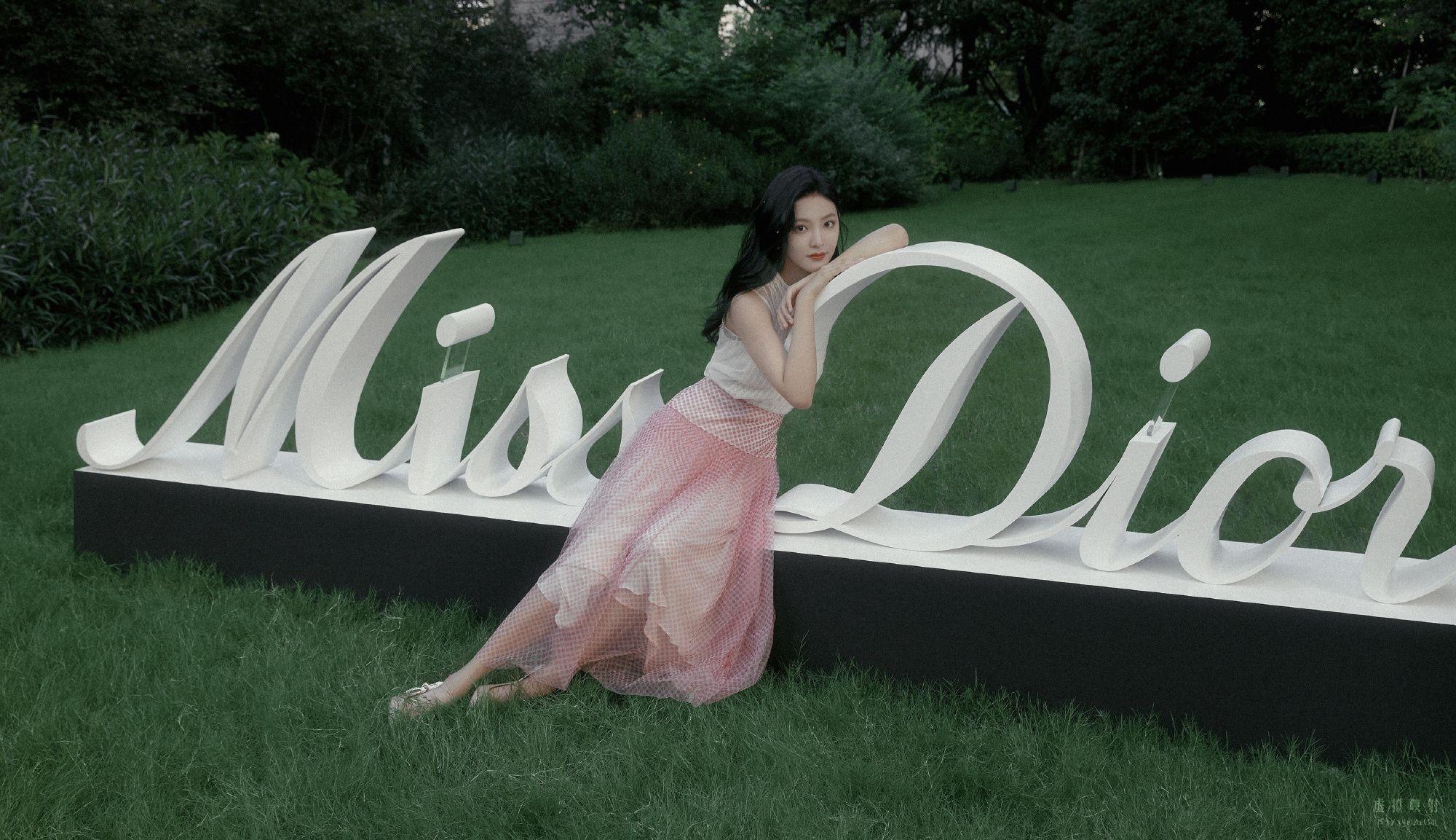 章若楠手机壁纸有木有? - 知乎