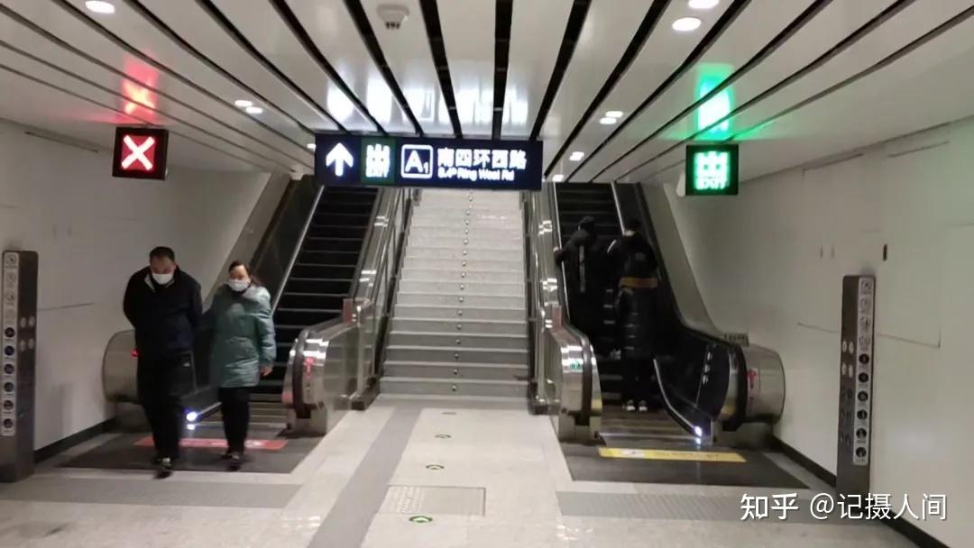 地铁北京房山线花乡东桥b口电梯终于开了跟爬90级台阶说拜拜