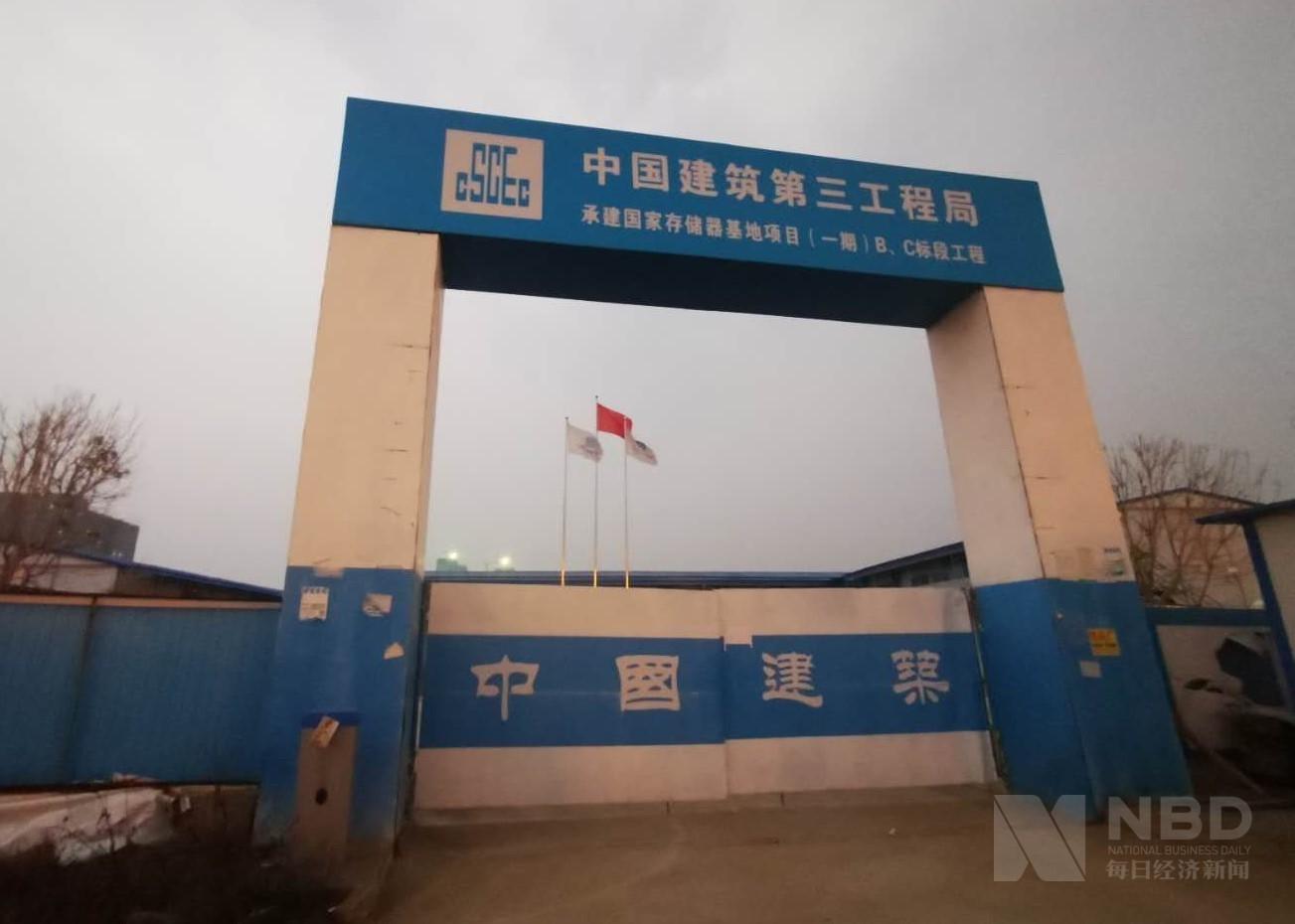 一天也不耽误的标语就树立在长江存储大门对面,但国家存储器基地