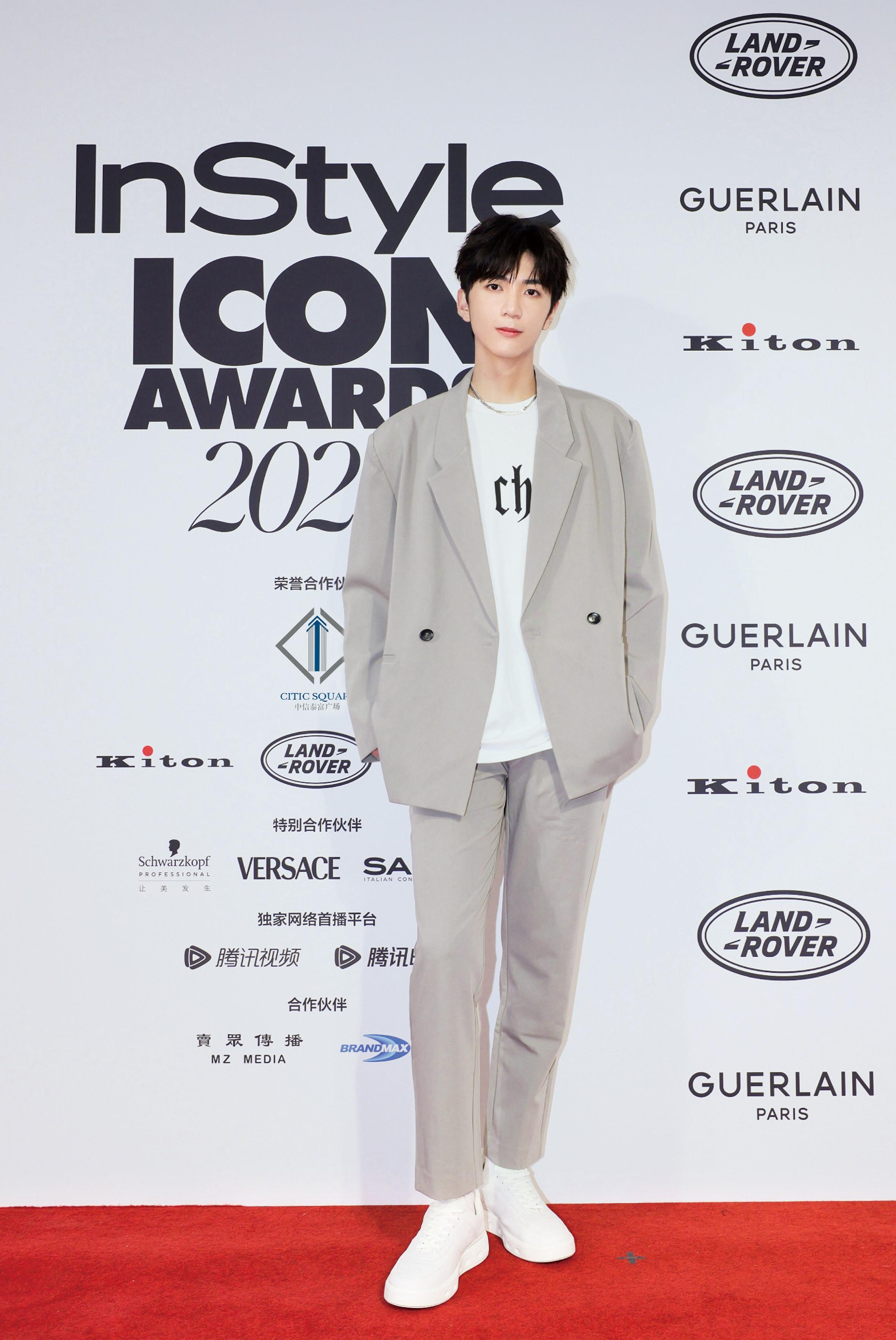 设计师,建筑师charlie张林一身暗色西装搭配浅灰内搭,低调内敛,简洁