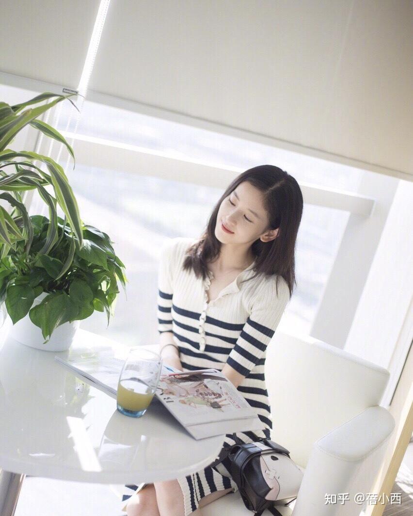 富商老婆章泽天气场开挂穿衬衫配半身裙半扎发型洋气又惊艳