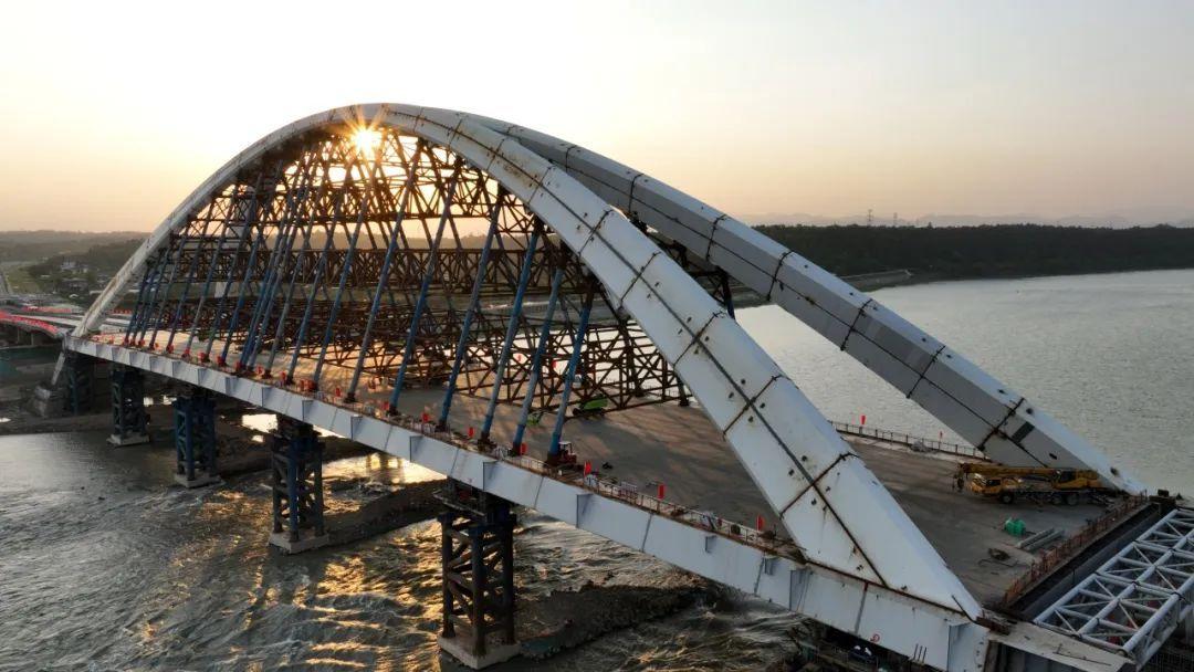 国内首座斜截面钢箱梁提篮拱桥——绵阳科技城涪江大桥主体完工