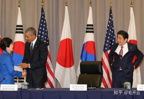 出席众议院预算委员会会议当众提裤子安倍为啥有这举动