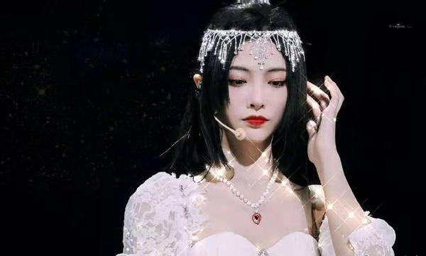 许佳琪被冻出表情包 和女配站在一起 谁颜值更高一目了然 知乎