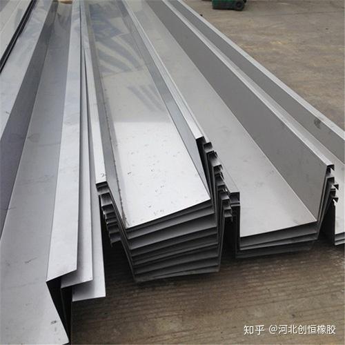 混凝土结合紧密,以设置辅助浇筑,所以说地下水很难沿施工缝从钢板渗透