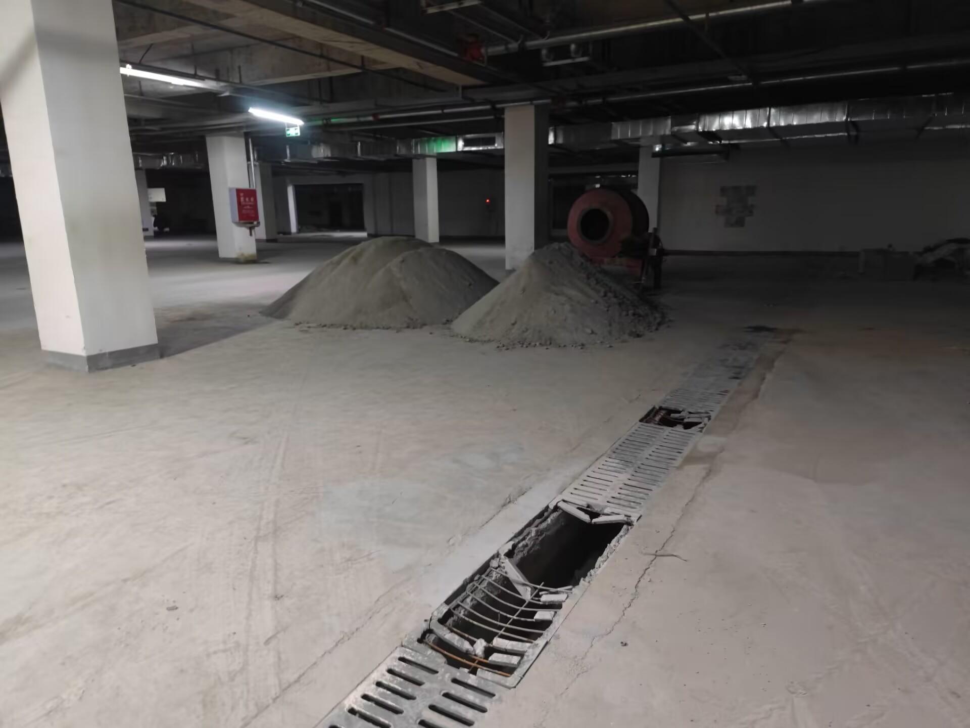 蓬安县东盛凡尔赛小区地下车库环境就是这幅模样可喜的是