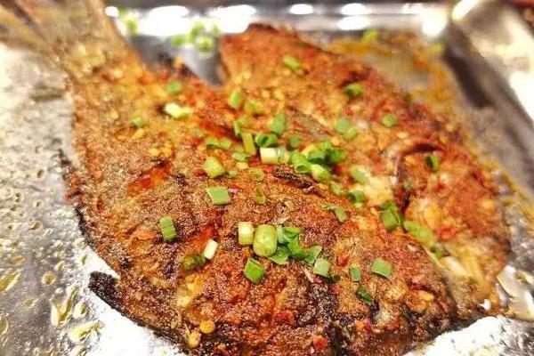 鲫鱼也是烧烤界的网红产品.正所谓:鸡恰叫,鱼恰跳.