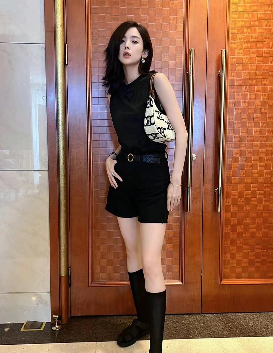 古力娜扎allblack无袖t恤配短裤和凉鞋清爽的高挑靓丽