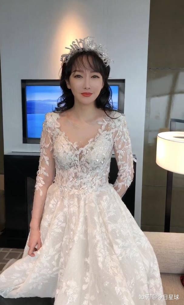 萨顶顶视频展歌喉因假唱被金星吐槽全身都假没想到清唱太好听