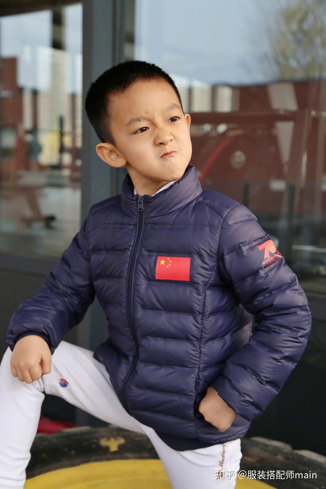 于谦小儿子首曝光西装配白裤现身赛马场长腿吸睛正脸更像妈妈