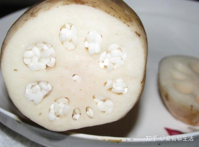 2,接着在盖子里也装入糯米,然后再盖上去,用牙签固定起来,放入锅中