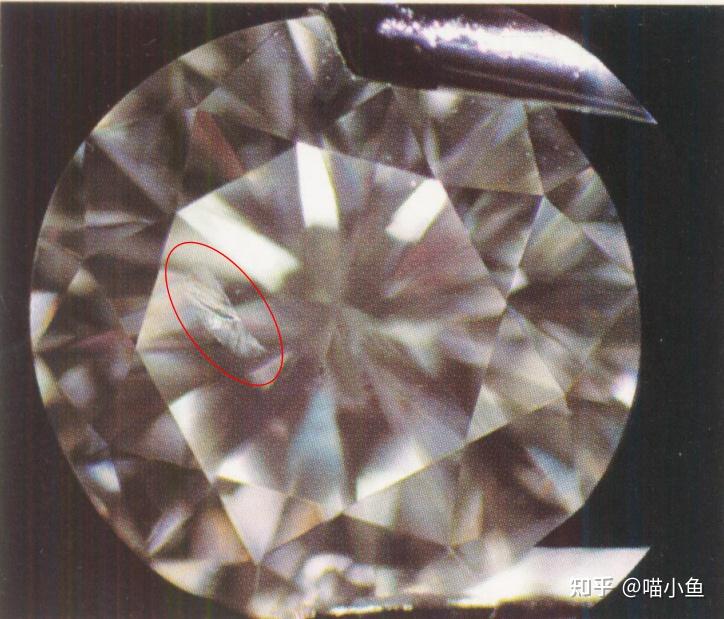 对于有crystal,feather以及cavity瑕疵的钻石,我用放大镜拍到这个裂纹