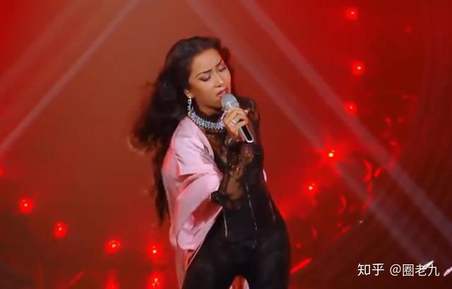 身披彩色的黑,却有孔雀开屏般的光芒