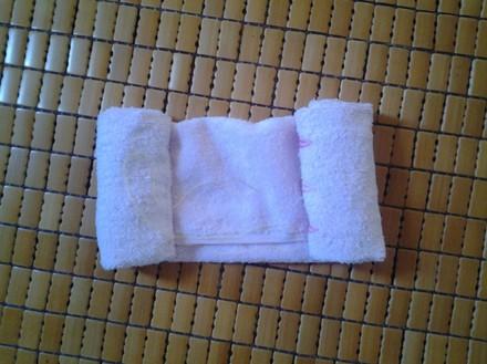 1-2个月的宝宝有溢奶或吐奶现象时,可以用毛巾或纱布折叠2～3层约1