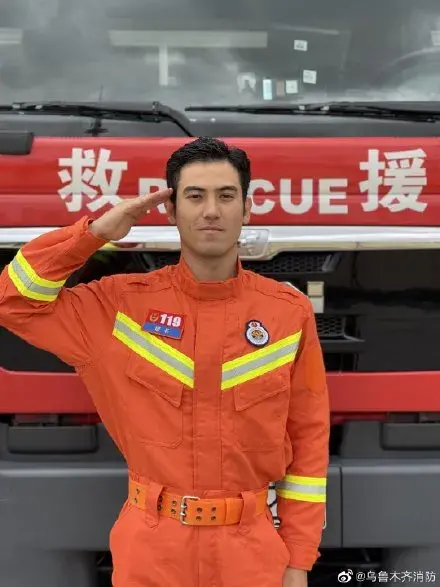 新疆最帅消防员爆红撞脸彭于晏八块腹肌小狼狗哥哥我的心里着火了