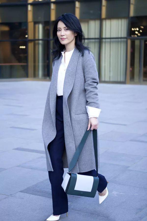 巩俐把灰大衣穿得好惊艳配黑腰带有小蛮腰冬天穿凉鞋也不怕冷