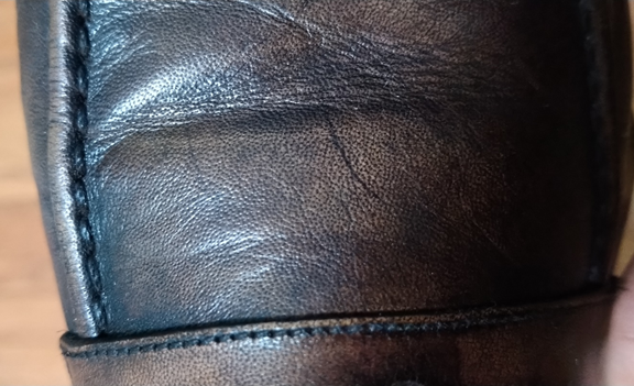 差异也很明显,就是这边的毛孔非常的粗大,这一方面当然说明是苯胺皮