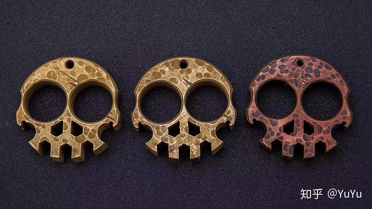 超酷骷髅指虎,每把都为钛合金制作,表面炫酷的烤色.指虎尺寸5.