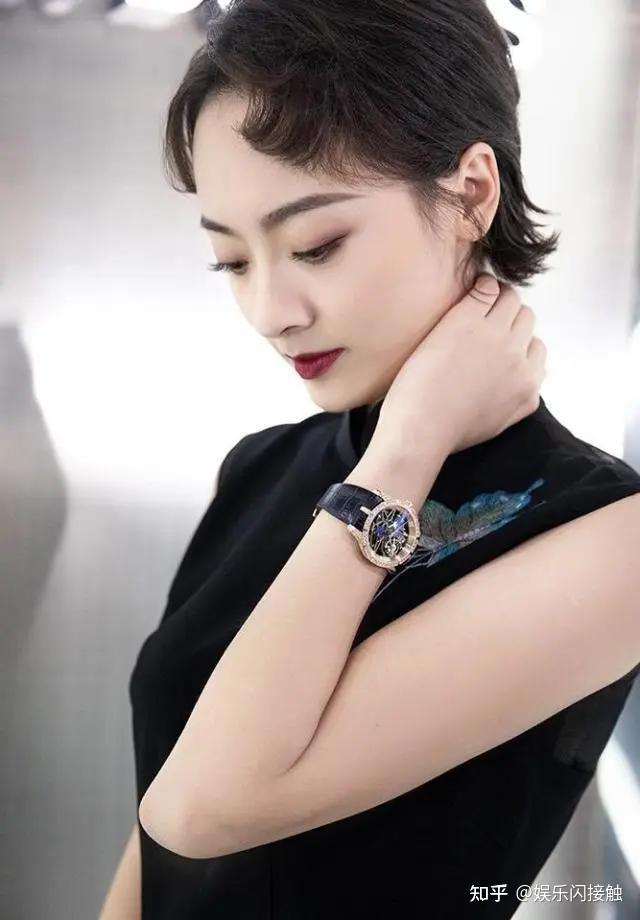 孙铱气质真迷人,身穿黑色旗袍出席活动,搭配红唇分外有高级感!