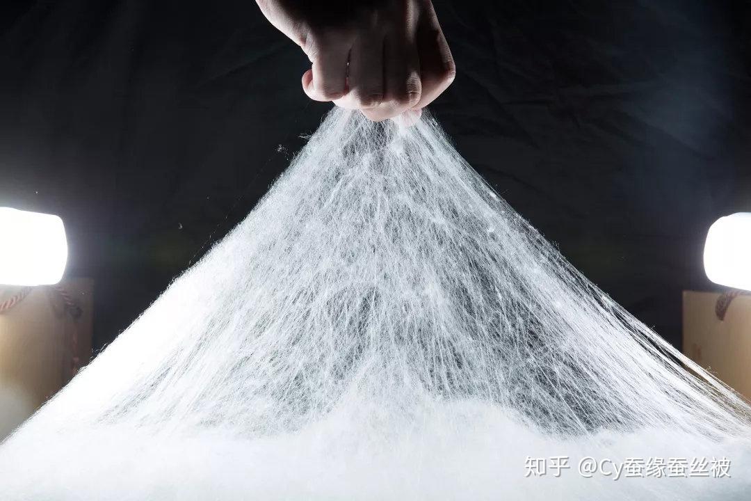 全员专注1件事 ——"一生只做好蚕丝"上百名技艺精湛的手工剥茧,拉丝