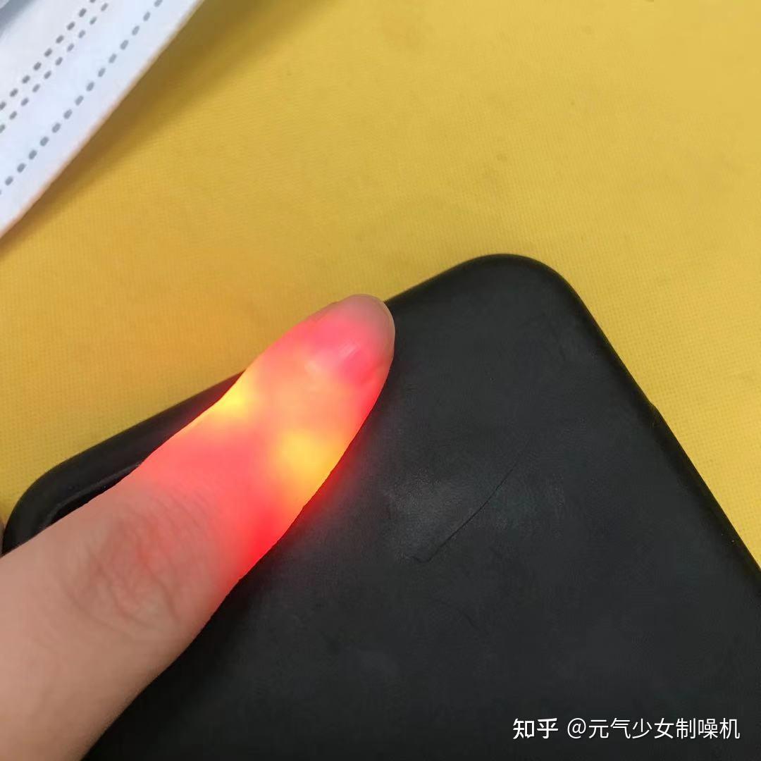 就是我们人体的软组织本身就有一定的透光性,比如我们将手指放在强光