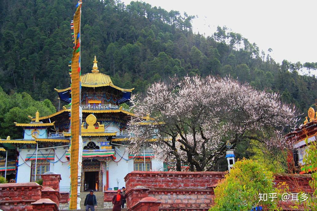 该寺院又称桑多白日寺,意为"铜色吉祥山"或"铜顶莲花圣寺.