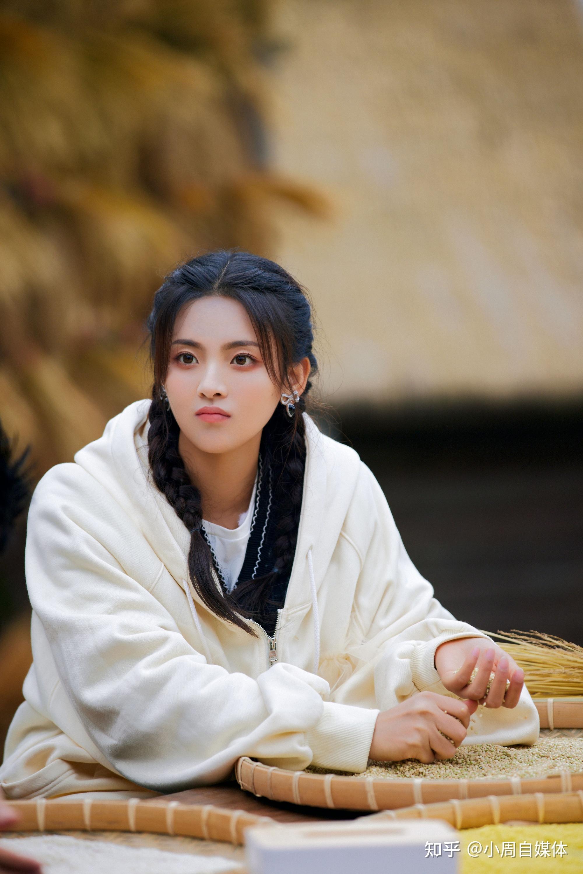 杨超越今天(26日)在小红书晒出全素颜自拍照,写道:"长痘了,不过偶尔几