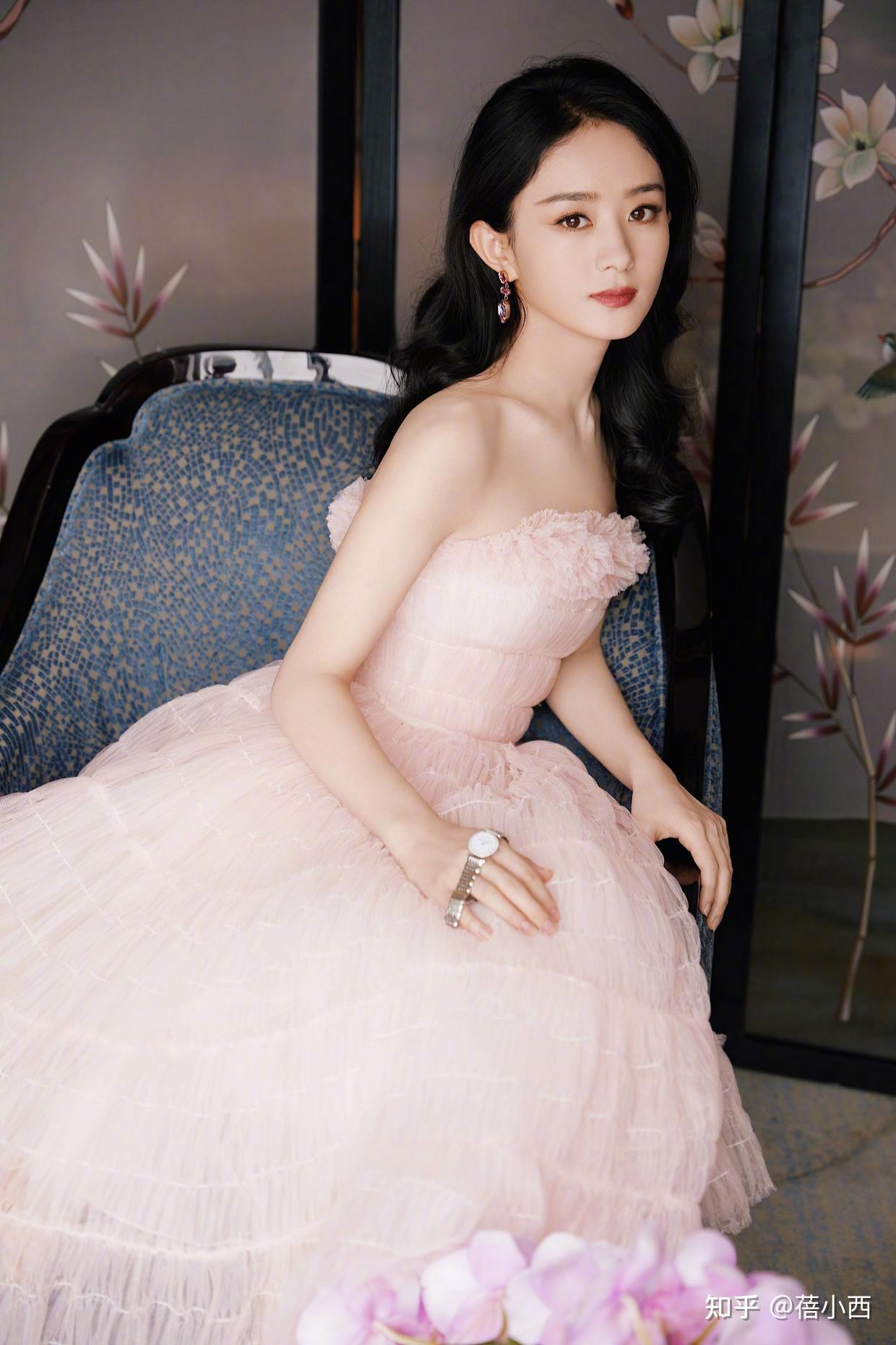 赵丽颖恢复单身后穿衣风格都变了穿豹纹连衣裙配长卷发太惊艳