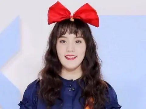 属于俏皮可爱的她却被吐槽脸长,看过《青你2》的则会不自觉想起傅如乔