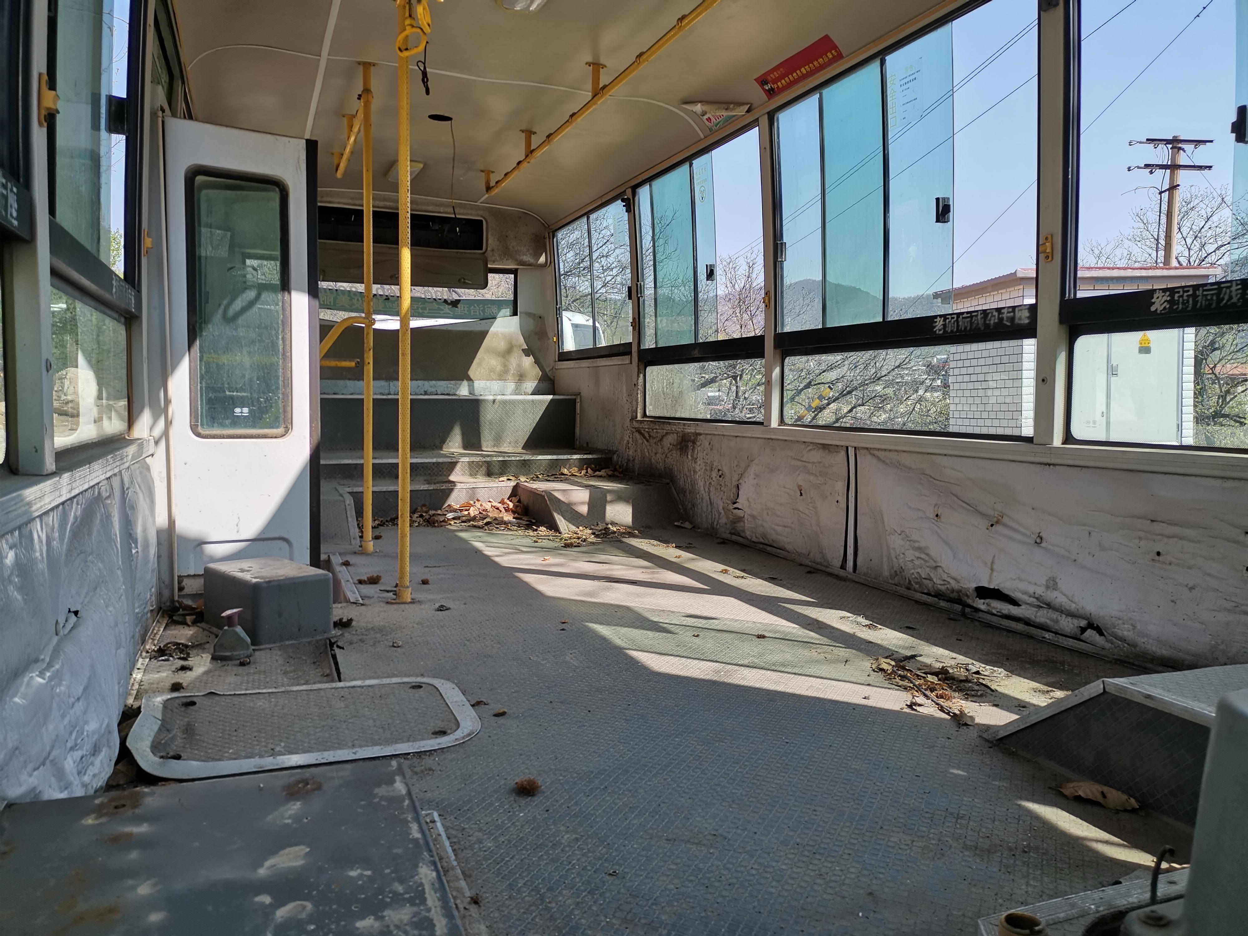 前行经过一废弃公交车放置点:这个事把小姑娘倒是吓着了~~~路上还遇到