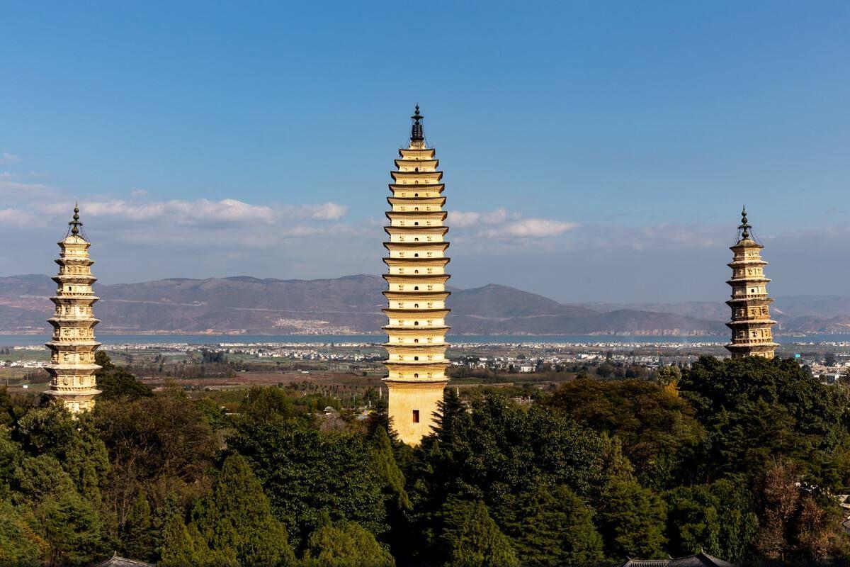 位于云南省大理市的崇圣寺三塔,是我国南方最壮丽的塔群,也是苍洱胜景