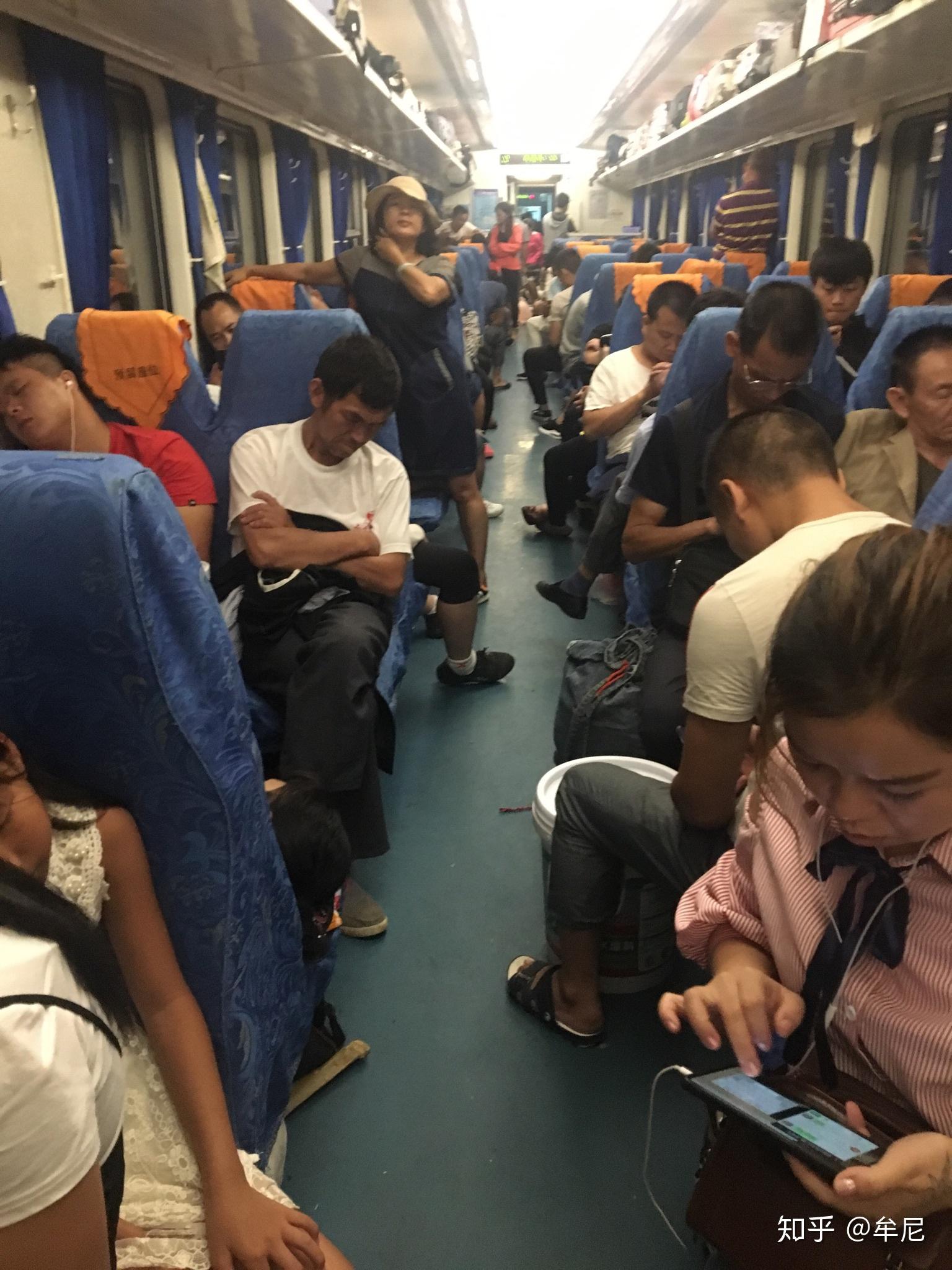 摄影师耗时40年，拍下《火车上的中国人》，看哭无数人_车厢