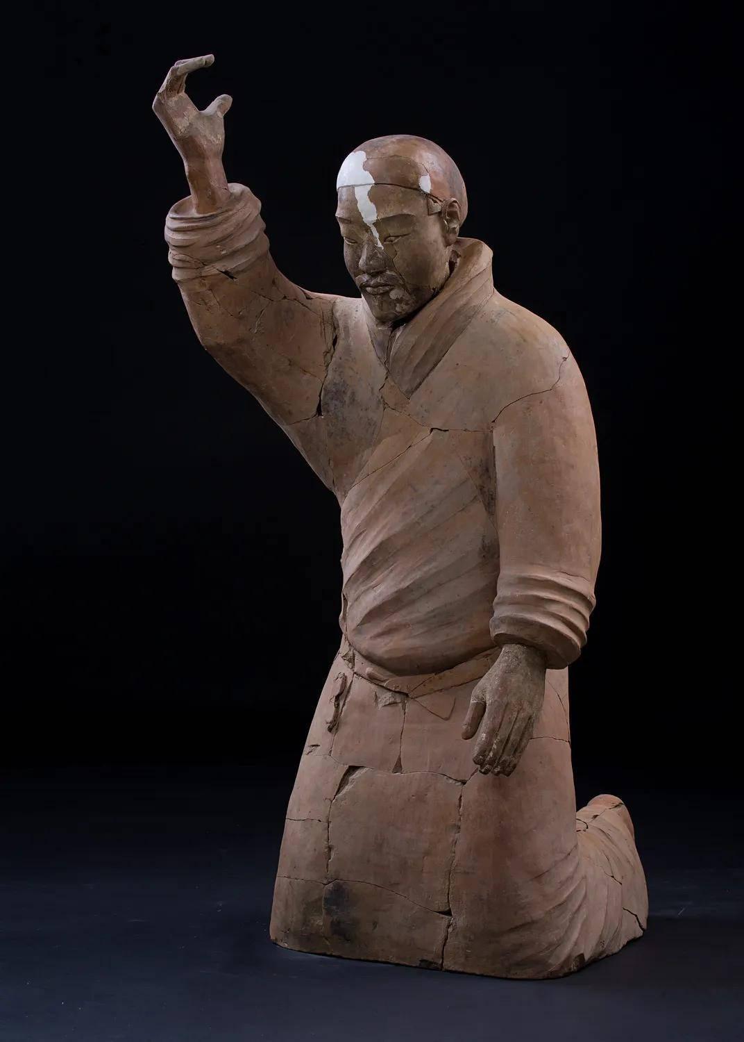 双尾鹖冠,鱼鳞铠甲,彩色花结:如何正确欣赏一尊将军俑?